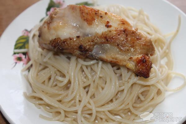 Жареные куриные бедра со спагетти фото