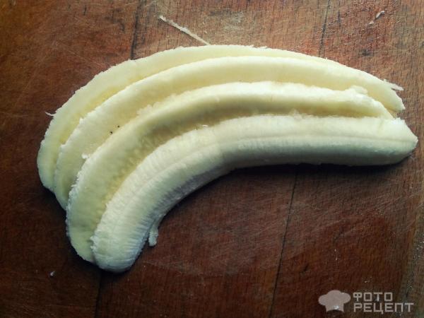 Нарезанный банан.