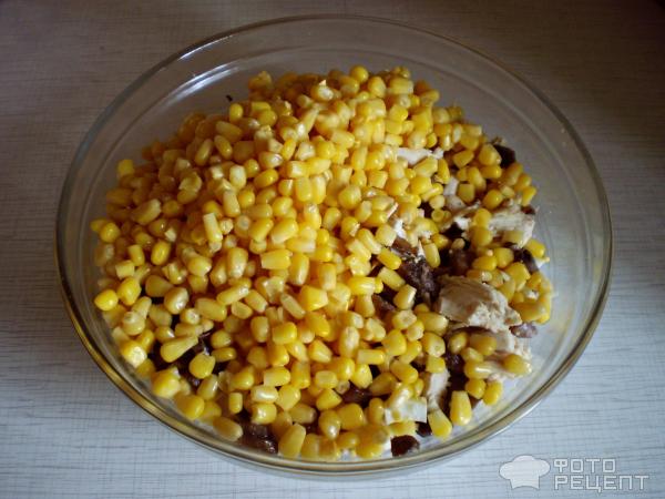Салат с курицей и грибами, консервированная кукуруза