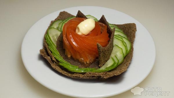 Салат из овощей с тостовым хлебом фото