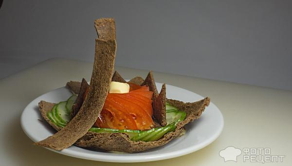Салат из овощей с тостовым хлебом фото