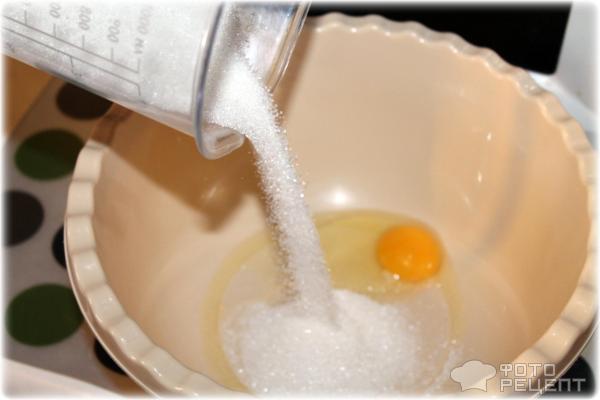 Всыпаем сахар в миску с куриным яйцом