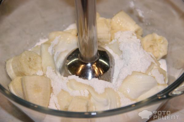 Десерт творожно-банановый с клубникой фото
