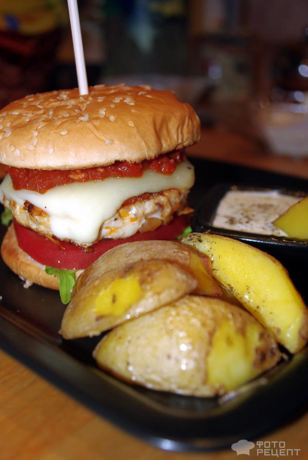 Гамбургер с куриной котлетой и домашним соусом барбекю фото
