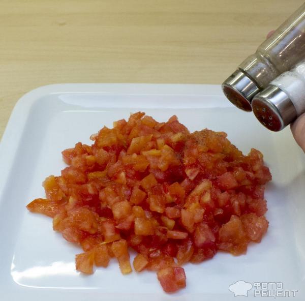 солим и перчим томаты.
