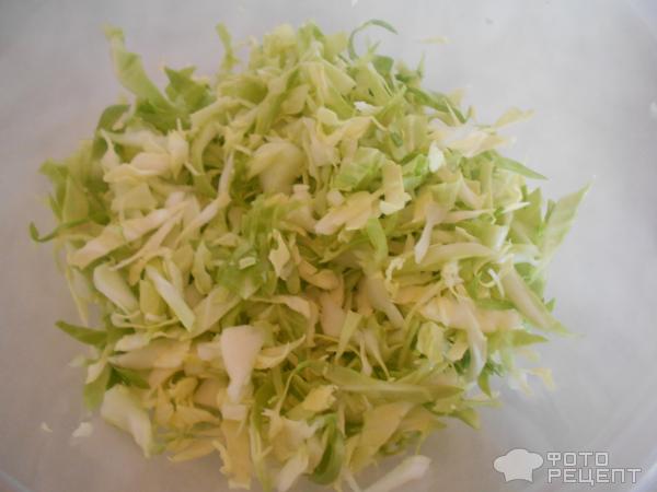 Салат с капустой и копченой колбасой фото