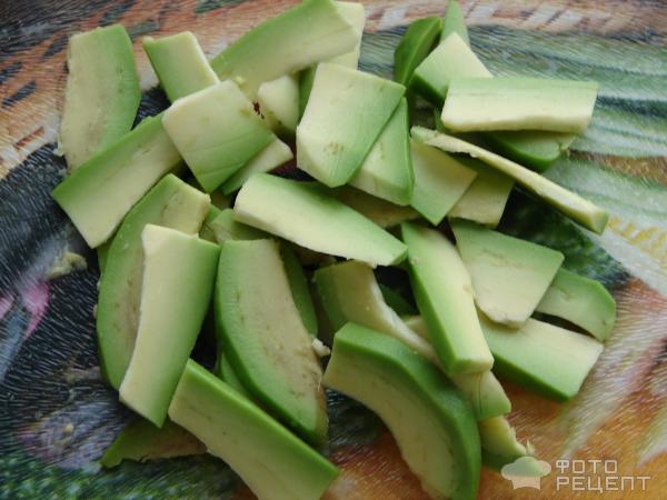Салат из цветной капусты (в кляре из кукурузных палочек) и авокадо фото
