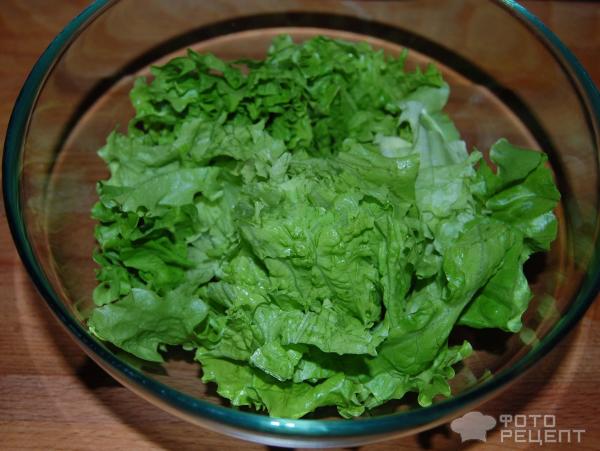 Зеленый салат с нектаринами и моцареллой фото