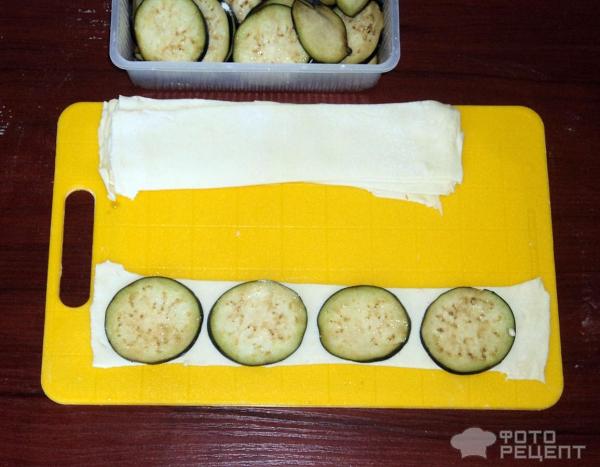 рецепт приготовления розочек из слоеного теста из баклажан, помидор и сыра