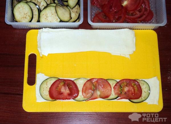 рецепт приготовления розочек из слоеного теста из баклажан, помидор и сыра