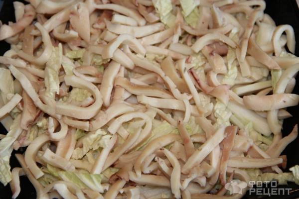 Салат из свежей капусты с кальмарами фото