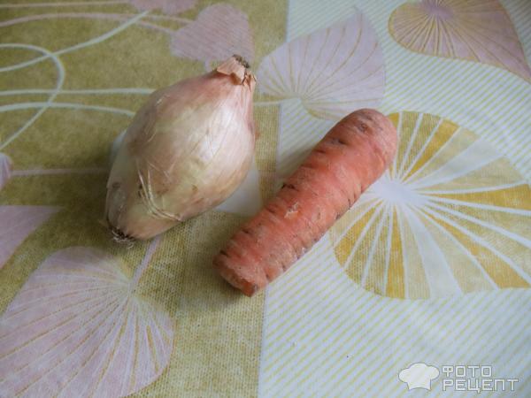 Минтай тушеный в сметане с морковью и луком фото