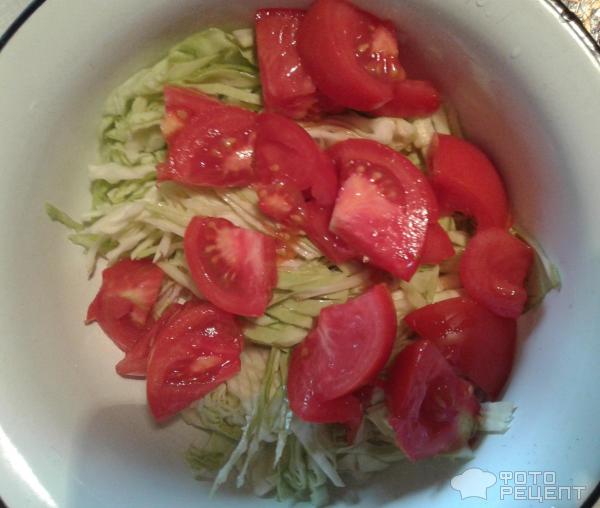 Салат Ароматный с капустой и помидорами фото