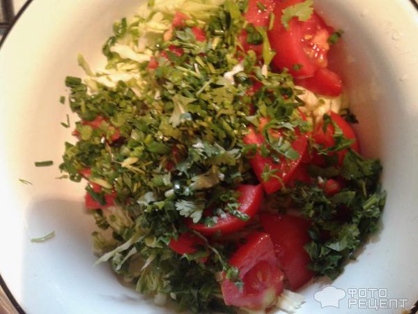 Салат Ароматный с капустой и помидорами фото