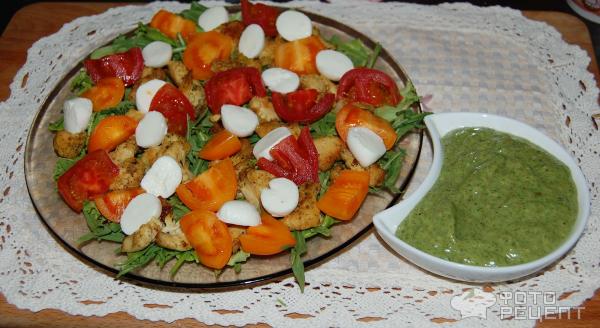 Салат с зеленью, курицей и моцареллой фото