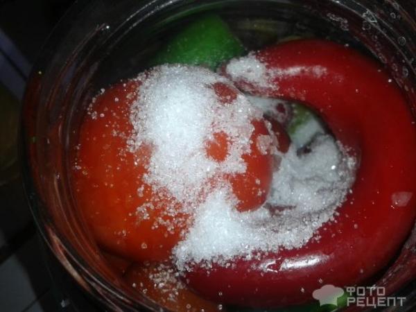 Соленые огурцы и помидоры фото