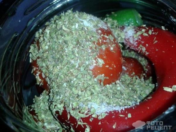 Соленые огурцы и помидоры фото