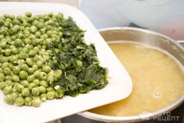 добавляем зеленый горох и зелень в суп