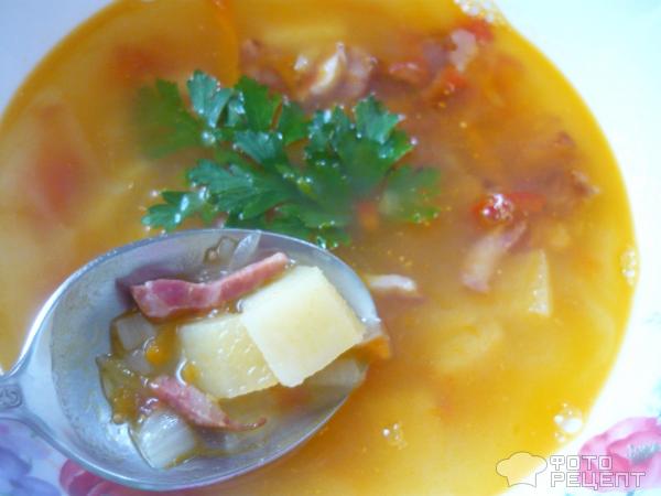 Суп гороховый с копченой колбаской фото