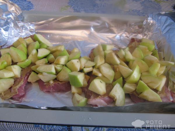 Свинина, запеченая с яблоками (в фольге) фото