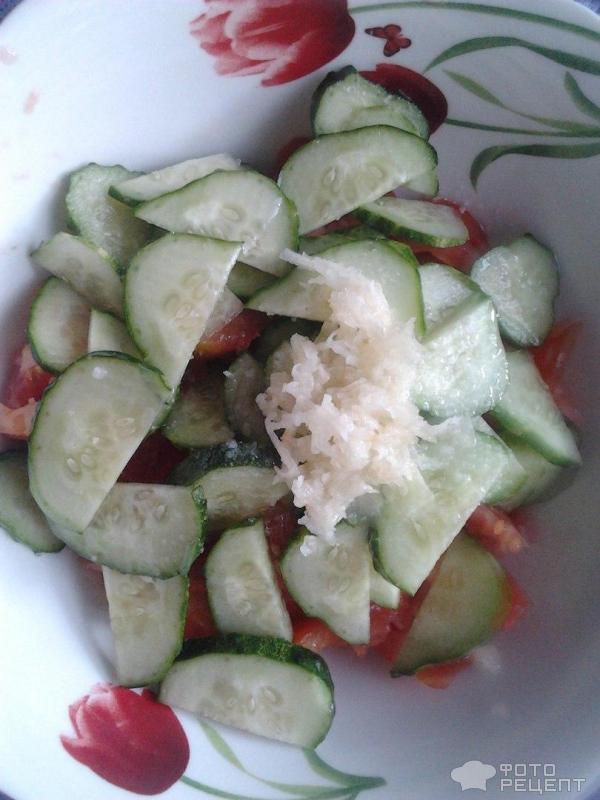 Свежий салат из помидор фото