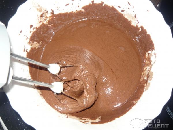 Шоколадный кекс с черной смородиной фото
