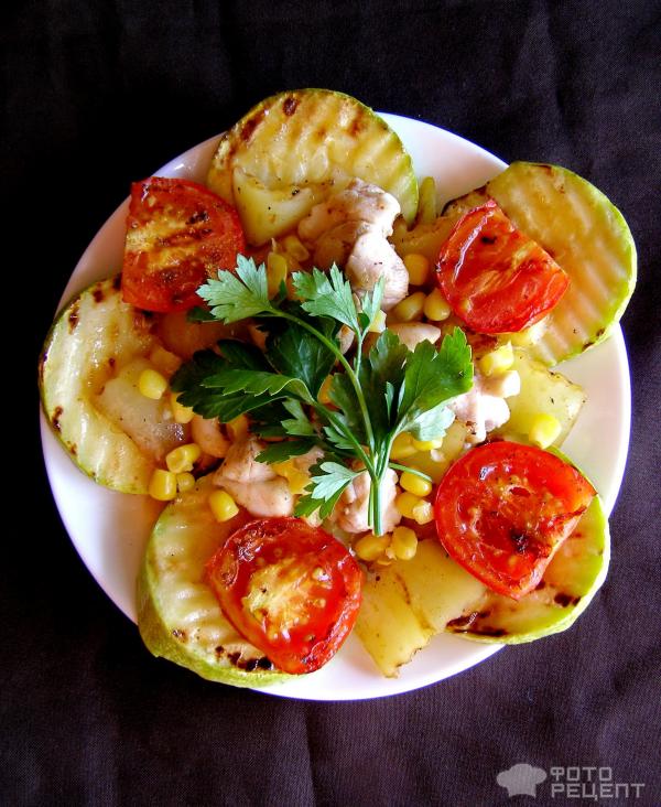 Салат с курицей, кабачками и кукурузой фото