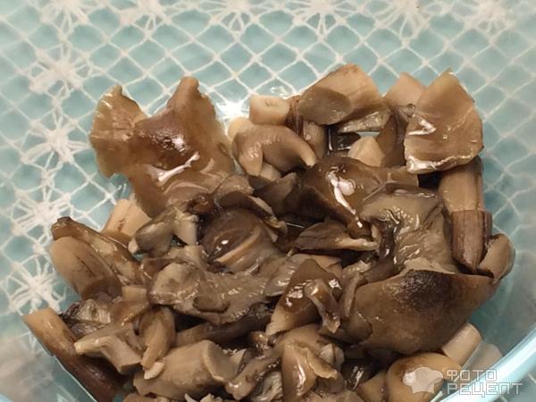Салат с сельдью и маринованными грибами фото