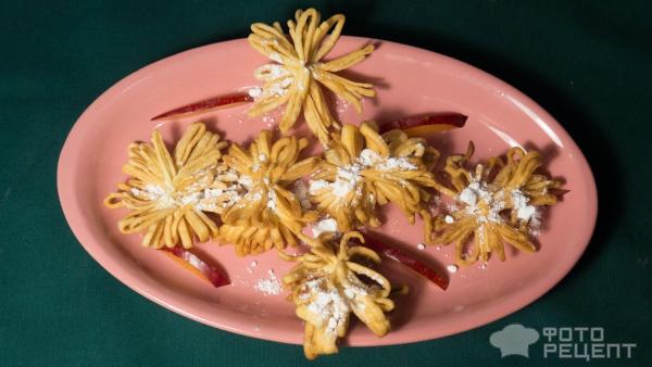 Китайское печенье в виде цветов удачи фото