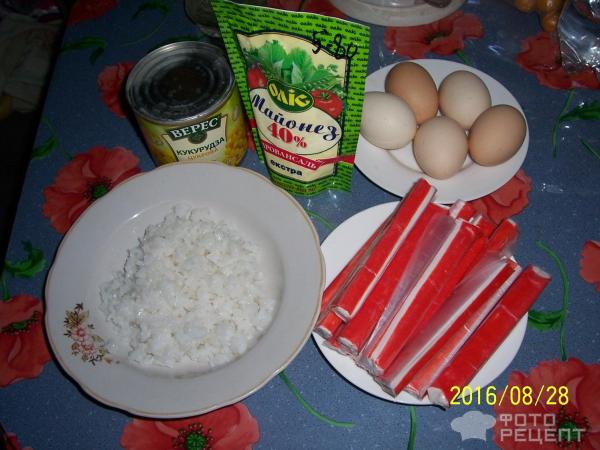 Крабовый салат с рисом, кукурузой и огурцом - рецепт с фото
