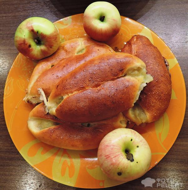 Пирожки из готового теста с тушеными яблоками фото