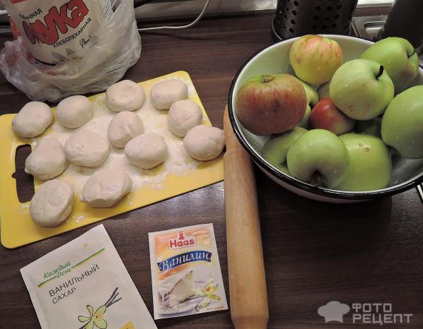 Пирожки из готового теста с тушеными яблоками фото