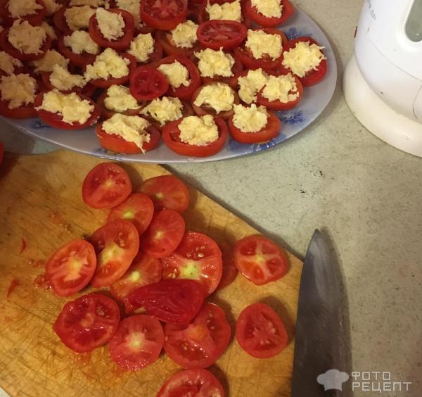 Закуска к столу Вкусные помидоры с сыром и чесноком фото