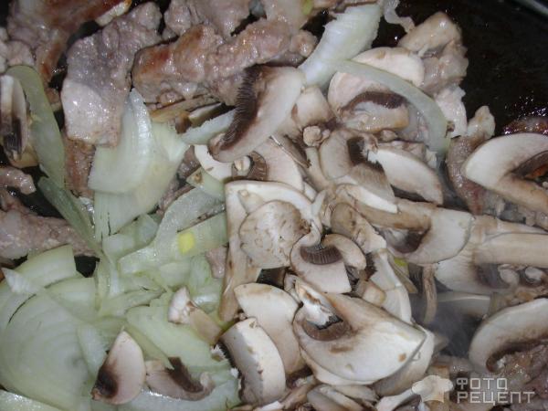 Мясо с грибами и овощами