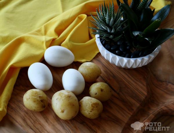 Отвариваем картофель и яйца