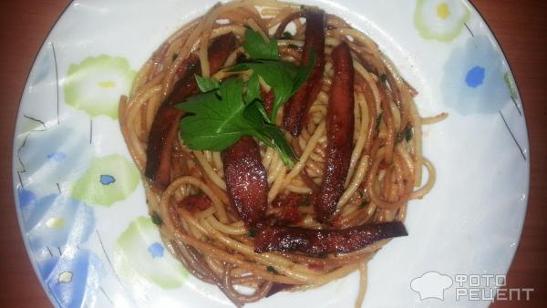 Жаренные спагетти с вялеными томатами фото