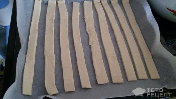 порезать листы теста на полоски, застелить протвень пергаментной бумагой, выложить полоски из теста, и выпекать в духовке при 180градусов 5-10мин