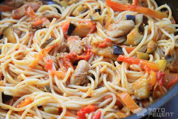 Спагетти с куриным филе и овощами фото