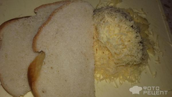 Горячий бутерброд на сковороде фото