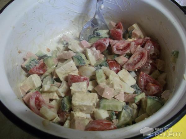 Салат с колбасой, овощами и яйцом фото