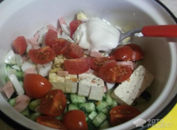 Салат с колбасой, овощами и яйцом фото