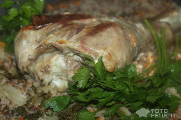Куриные голени с гречкой и овощами на сковороде: рецепт - Лайфхакер