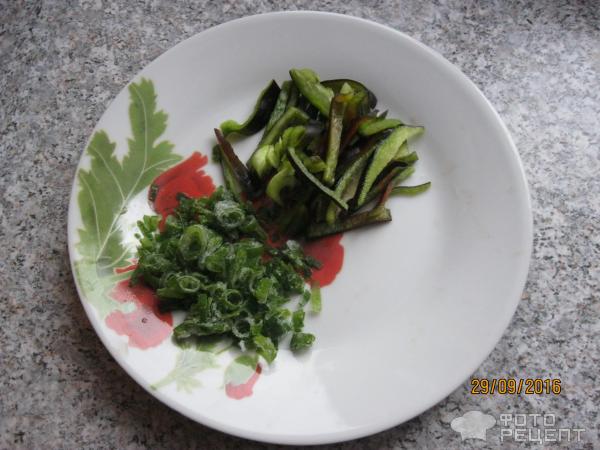 Салат из зеленой редьки с помидорами и болгарским перцем фото