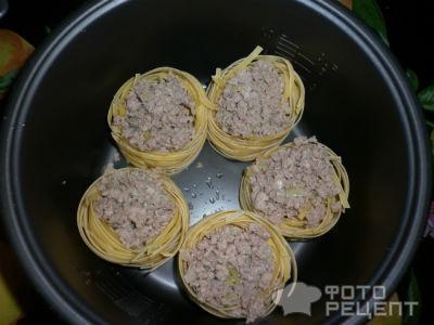Гнезда из макарон с фаршем фото