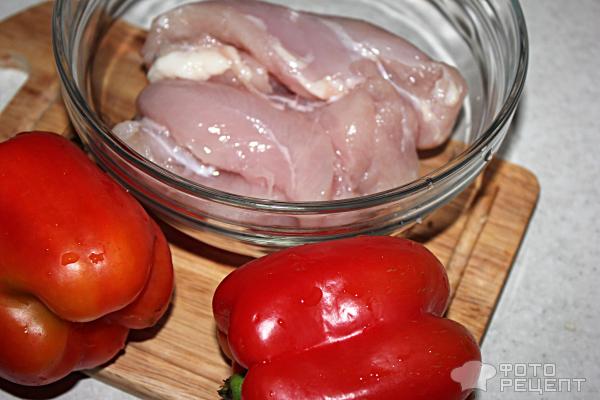 Как приготовить запеченную курицу с перцем и маслинами