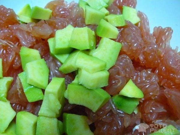 Лосось жареный с салатом из авокадо и грейпфрута, лайма, рукколы и грецких орехов, рецепт с фот
