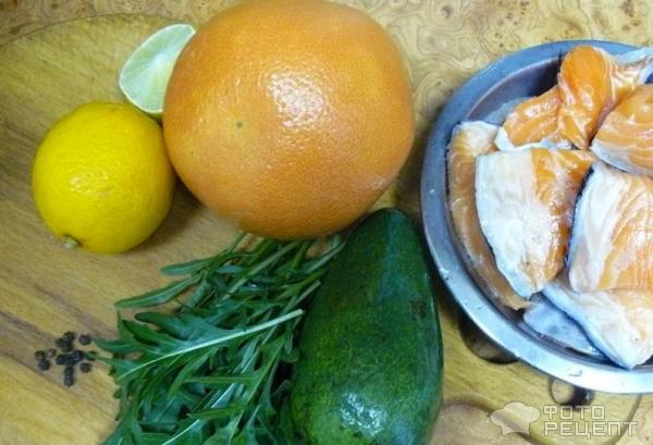 Лосось жареный с салатом из авокадо и грейпфрута, лайма, рукколы и грецких орехов, рецепт с фот