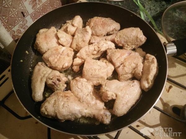 Курица на сковороде с майонезом