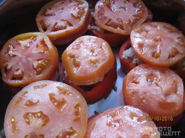 Фаршированные колечки из болгарского перца под помидорной крышечкой фото