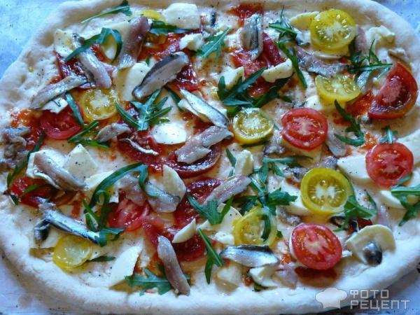 Пицца с анчоусами и маслинами